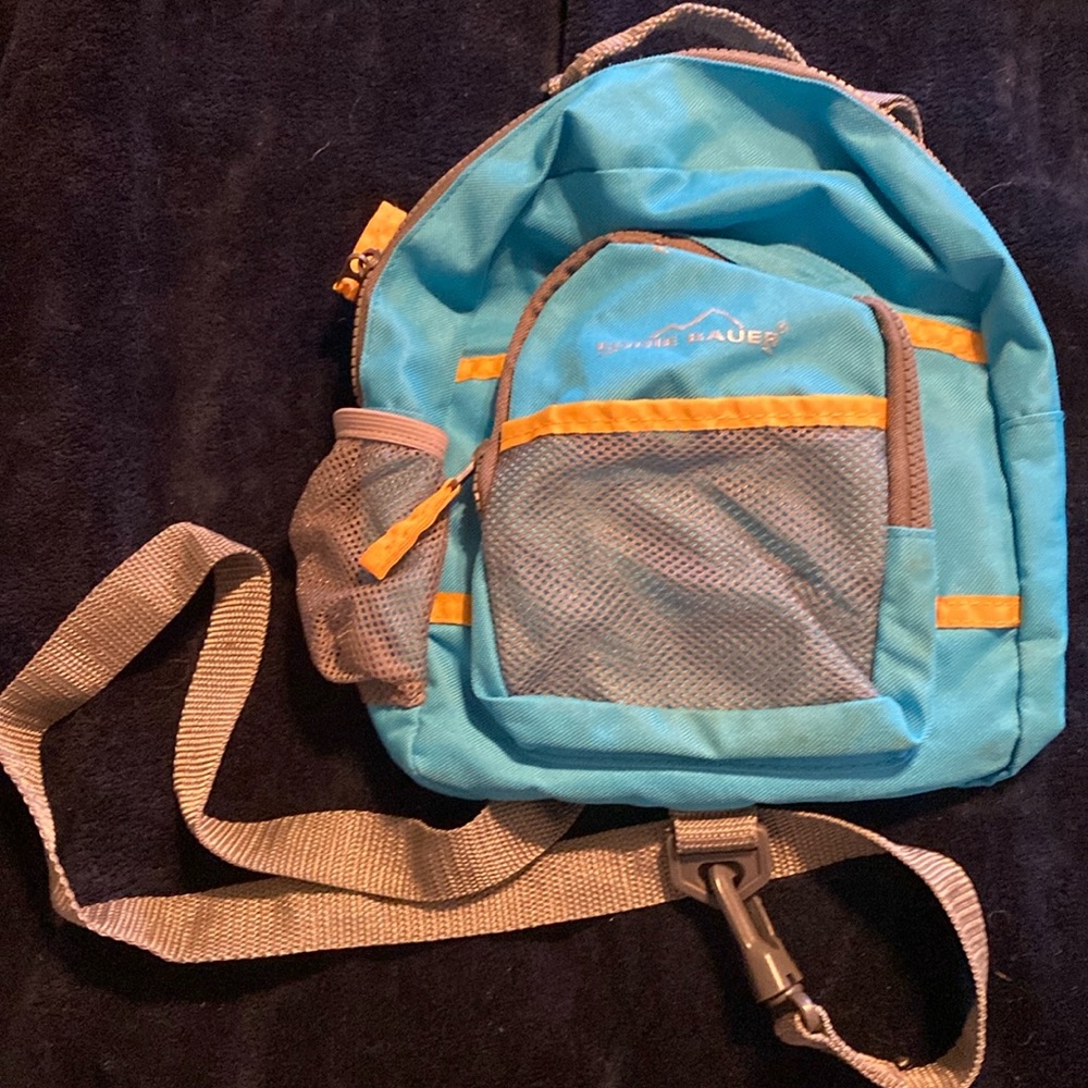 Kid backpack with leash